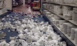 Trận động đất làm nhiều hàng hóa rơi khỏi các kệ hàng. (Nguồn: stuff.co.nz) 