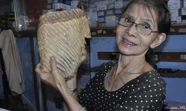 Bà Diễm và hàm răng cổ. Ảnh: Lê Anh