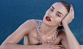 Rosie Huntington-Whiteley lạnh lùng, quyến rũ trong loạt ảnh mới 