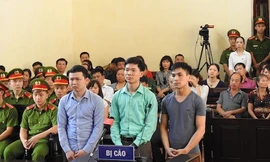 Bác sỹ Hoàng Công Lương (giữa) cùng 2 bị cáo tại phiên tòa bị hoãn ngày 7/5. 