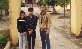 Cường và bạn gái (hai đối tượng từ trái qua) bị bắt trong hành trình bỏ trốn trên xe buýt ở Sóc Trăng.