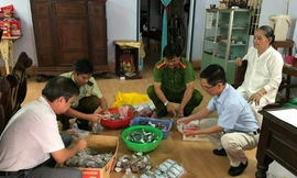 Lực lượng chức năng tịch thu 114.000 viên thuốc đông dược thành phẩm không rõ nguồn gốc tại nhà bà Xuyến.