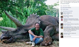 Bị ném 'hàng vạn viên đá' vì chụp hình với khủng long giấy