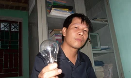 Chiếc bóng điện được anh Hữu mang từ nhà.