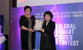 Chị Nguyễn Thị Thanh Nhàn (phải) nhận giải thưởng