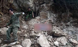 Công an kiểm tra tại hiện trường hang đá được lan truyền trên mạng xã hội là có kho báu 1 tấn vàng. 