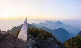Ngọn núi cao nhất Việt Nam bao nhiêu tuổi?
