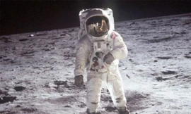 Nếu không có đồ bảo vệ, cơ thể con người sẽ trương phồng khi ra ngoài vũ trụ. 