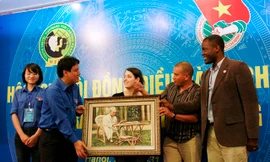 Bí thư thứ nhất T.Ư Đoàn Nguyễn Đắc Vinh tặng quà lưu niệm cho Ban lãnh đạo WFDY. Ảnh Trường Phong.