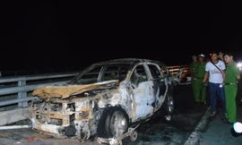 Hiện trường xe bị cháy trơ khung (Ảnh: Kim Hà).