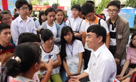 TS Phạm Tấn Hạ, Trưởng phòng đào tạo Trường ĐH Khoa học xã hội và nhân văn (ĐHQG TP.HCM) đang tư vấn chuyên sâu cho học sinh. Ảnh Việt Văn