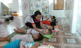 Hè đến, các phụ huynh gặp khó khi không có nơi trông giữ các bé.