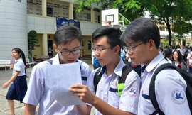 Luẩn quẩn thi cử, ngành giáo dục đang hành xác học sinh