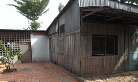 Ngôi nhà bằng gỗ đơn sơ của gia đình Dương.