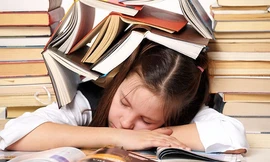 Áp lực học tập đang đè nặng lên vai các em. 