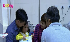 Đến bệnh viện K Tân Triều thăm bé Hà Linh, ông Chấn mang theo một chiếc váy mới để tặng cho cô bé.