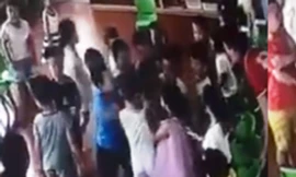 Cháu bé bị cả lớp mầm non xúm vào đánh hội đồng. Ảnh cắt từ clip