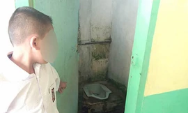 MB chỉ vào chiếc bồn cầu bị cô giáo phạt. Ảnh: Metro24jam 