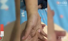 Hình ảnh trích từ đoạn clip do phụ huynh đăng tải. (Nguồn: sohu). 