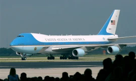 Chuyên cơ Không Lực Một chở Tổng thống Donald Trump tới Hà Nội (ảnh: AFP) 