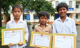 Túy (từ trái), Khang và Thứ nhận bằng khen sáng 7/9. Ảnh: Trần Hóa. 