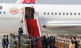 Ông Kim Jong-un bước xuống chuyên cơ trong chuyến thăm Đại Liên, Trung Quốc. (Ảnh: Reuters) 