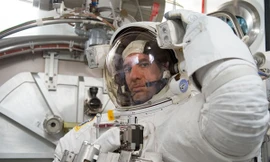 1001 thắc mắc: Phi hành gia lúc đi mặc áo trắng sao lúc về phải mặc áo màu cam