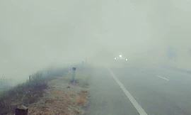 Khói bao phủ trên đường