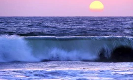 Thuỷ triều xảy ra do lực hút của mặt trăng tác động lên vỏ trái đất