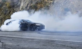 Lĩnh 200 triệu đồng "đột nhập" xe Tesla Model S