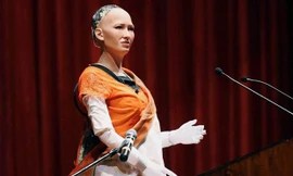 Sophia phát biểu tại một hội nghị công nghệ ở Ấn Độ. 