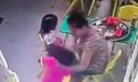 Bảo mẫu mầm non tát liên tục vào mặt khiến trẻ ngã dúi dụi