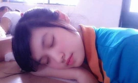 Nữ sinh Việt ngủ trong lớp gây sốt vì quá xinh