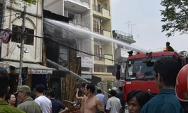 Lực lượng chức năng nỗ lực dập lửa.