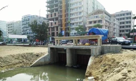 Cống nước thải ở phường Trung Sơn, TP Sầm Sơn vẫn chảy tràn ra bãi tắm C bốc mùi hôi thối nồng nặc 