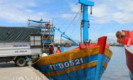 Tàu ĐNa 90521 tiếp nguyên nhiên liệu chuẩn bị ra khơi dù chuyến biển mới nhất đã bị lỗ. (ảnh Đình Thiên).