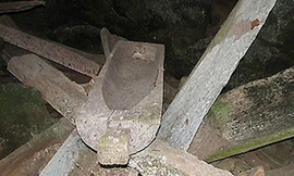 Rùng mình vào hang 'quan tài' đầy mảnh sứ, tiền cổ