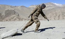 Thách thức tử thần để làm đường trên nóc nhà thế giới