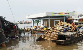 Dãy nhà ven sông vẫn còn nguy cơ sụt lở đất