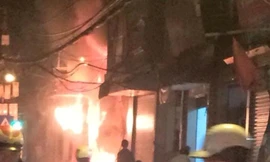 Hà Nội: Cháy lớn tại tiệm bán bàn ghế ở Đê La Thành
