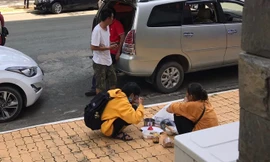 Bữa cơm giữa sân trường của người mẹ nghèo và cô sinh viên năm nhất