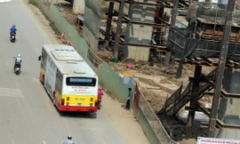 Điểm chờ xe bus nhếch nhác, nguy hiểm giữa thủ đô
