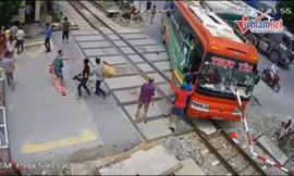 Hành khách nhao nhác tháo chạy 