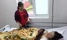 Các y bác sĩ buộc phải cưa bỏ cánh tay trái của cô giáo Tiền 