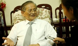 GS Phan Huy Lê trong một lần trả lời phỏng vấn báo chí. 