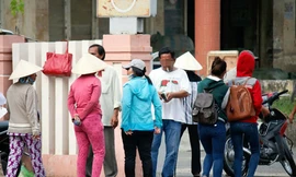 Trước cổng ga Sài Gòn thờiđiểm này lúcnào cũng có hàng chục cò vétàu đứng "chào hàng"