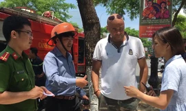 Nam du khách nước ngoài dũng cảm cứu nạn hai em nhỏ trong ngôi nhà bị cháy. Ảnh: N.T. 