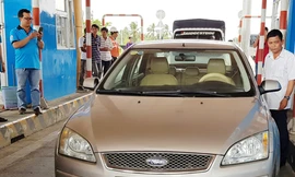 Ô tô biển xanh số hiệu Cà Mau tham gia phản đối BOT Sóc Trăng