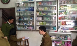 Lực lượng chức năng kiểm tra nhà thuốc 11A An Dương, Tây Hồ. Ảnh: TQ