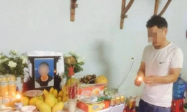 Gạt nước mắt, ông C lặng lẽ thắp tuần hương trên bàn thờ của con. Ảnh: P.Sỹ 